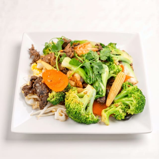 87. Combination Chow Fun (Shrimp, Beef, Chicken).