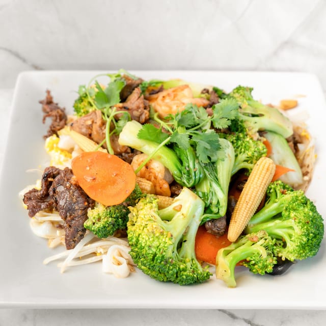 87. Combination Chow Fun (Shrimp, Beef, Chicken).