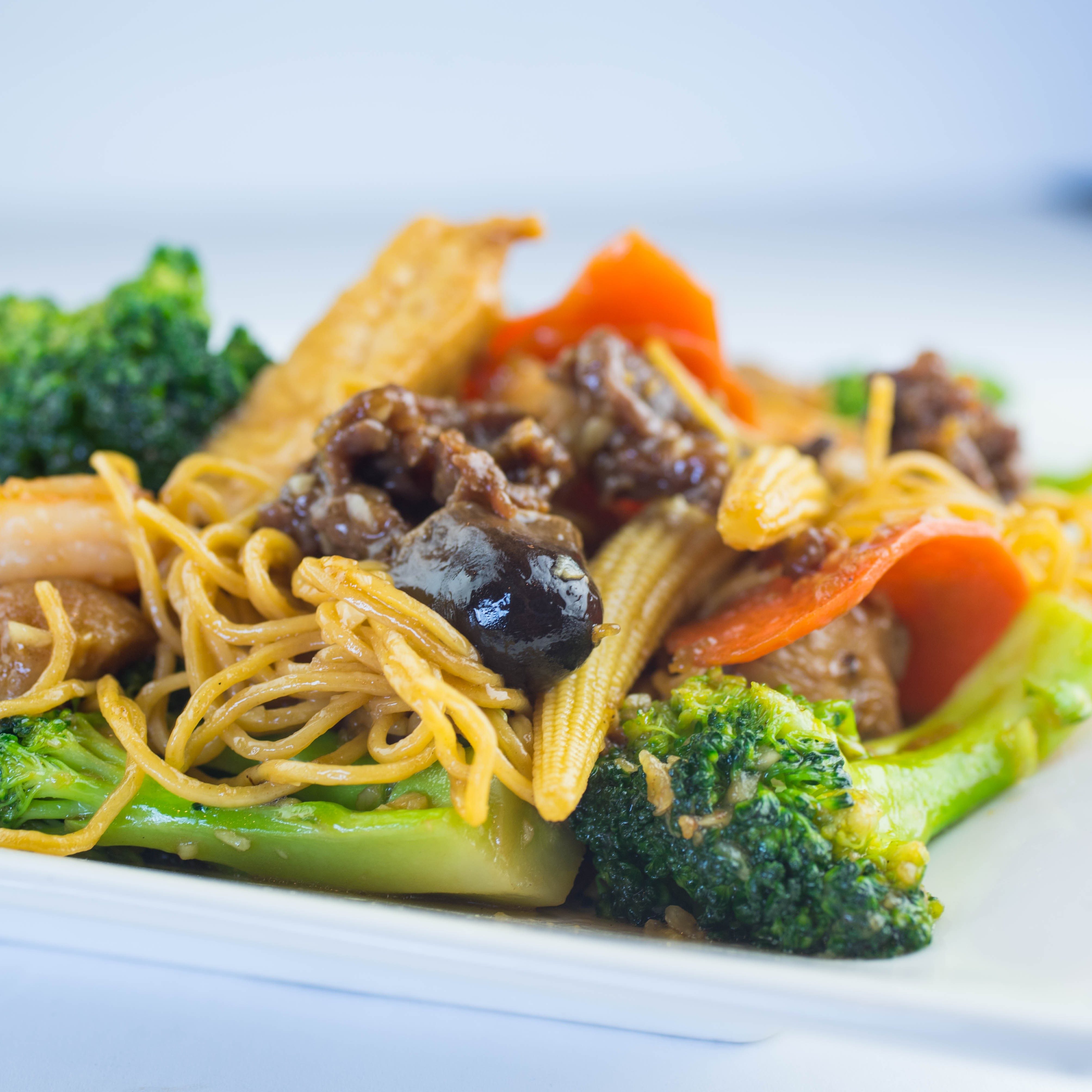 93. Combination Soft Chow Mein (Shrimp, Beef, Chicken).