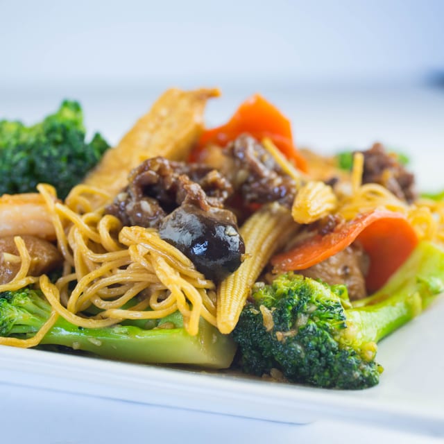 93. Combination Soft Chow Mein (Shrimp, Beef, Chicken).